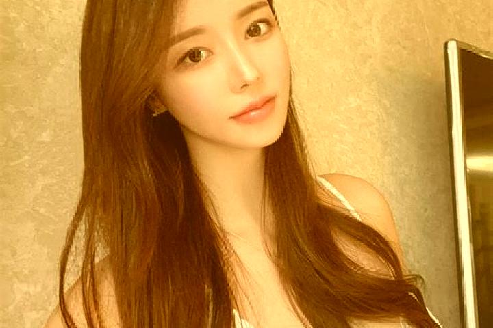 Emily, 25 — Escort in Shijialiang, China