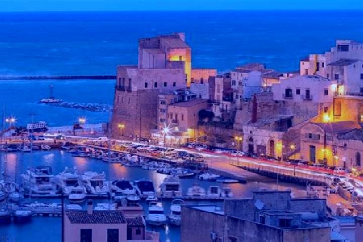 Emily, 27 — Escort in Ricco del Golfo, Italy
