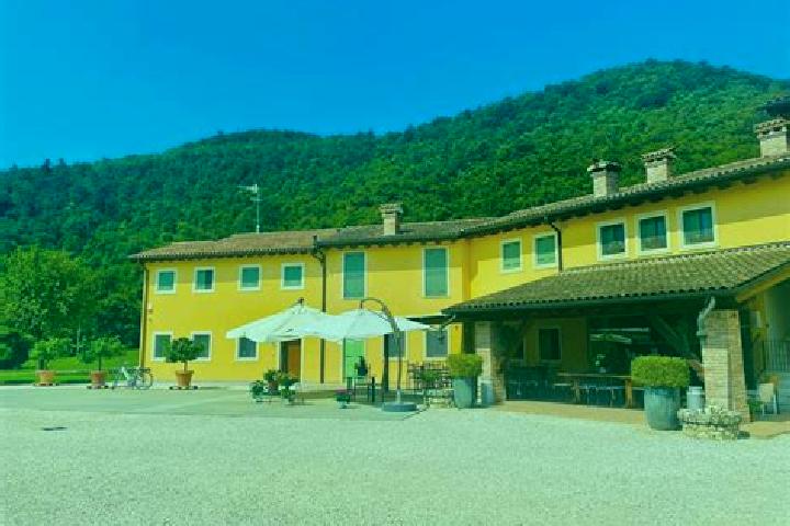Emily, 27 — Escort in Semproniano, Italy