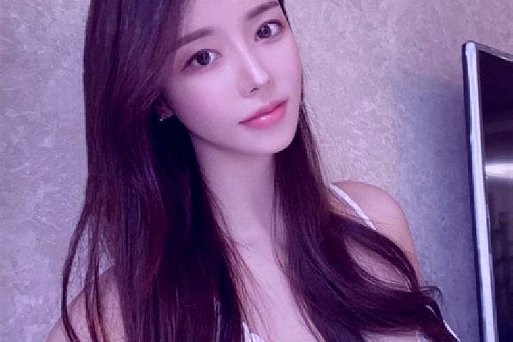 Emily, 28 — Escort in Gaoqiaolou, China