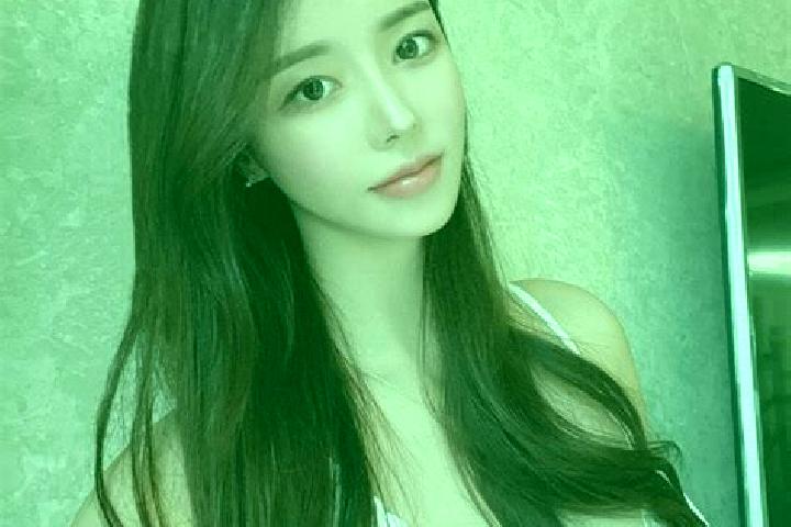 Emily, 28 — Escort in Weirong, China
