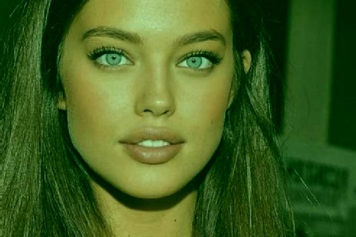 Emily, 29, a chestnut grey-eyed middle eastern companion based in Sapna. Offering Striptease, A-Level. Available for incall and outcall, day and evening dates.