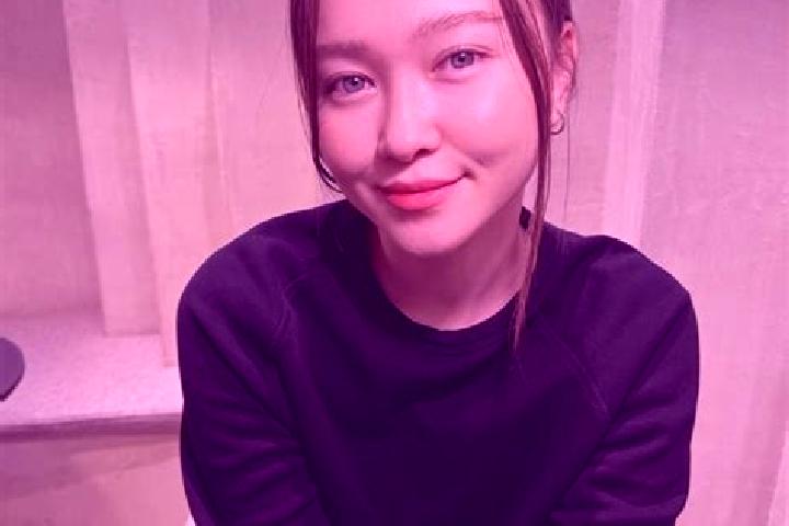 Emily, 29, a dark blonde blue-eyed asian companion based in Turubah. Offering Couples, Fetish, Dinner Date. Available for incall and outcall, overnight booki...