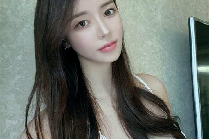 Emily, 29 — Escort in Siangin, Indonesia