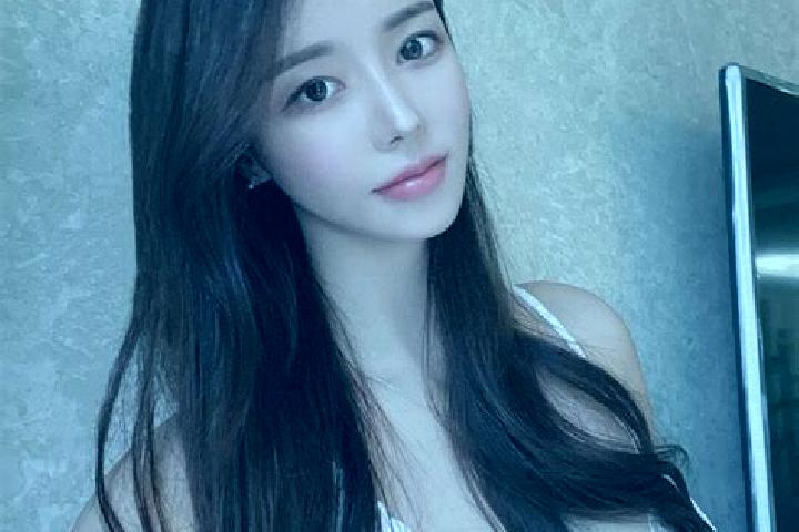Emily, 32 — Escort in Cigarogol, Indonesia