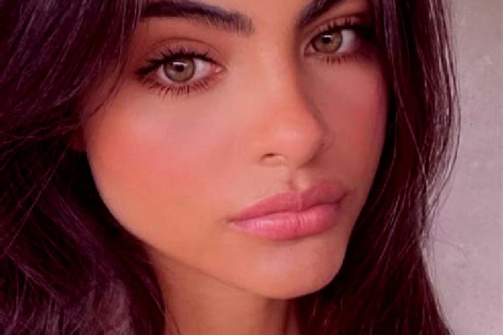 Emily, 33, a brunette dark-eyed middle eastern companion based in Cerreto Sannita. Offering A-Level, Dinner Date, Couples, Girlfriend Experience. Available f...