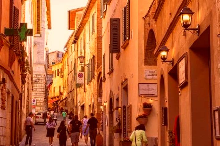 Emily, 35 — Escort in Montepulciano, Italy