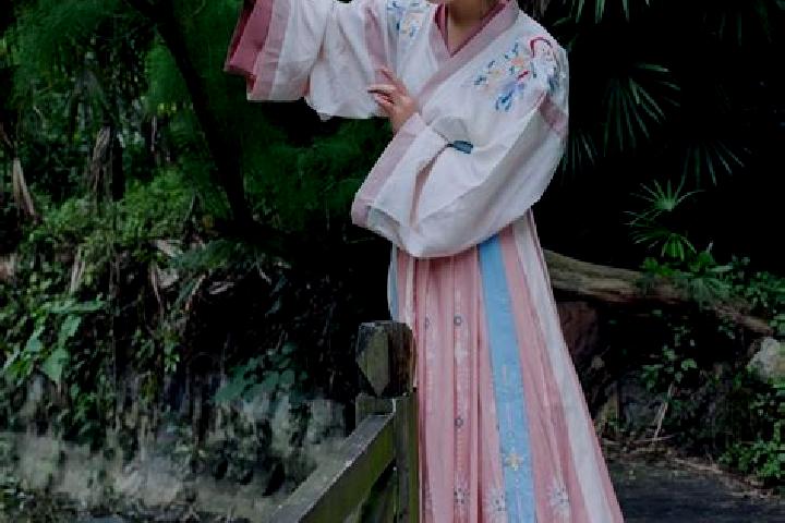 Emily, 35 — Escort in Xianxia, China