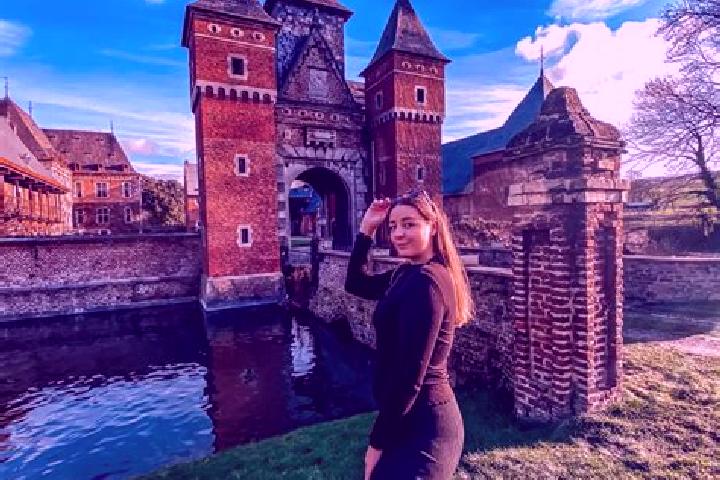 Emily, 37 — Escort in Sint-Pieters-Voeren, Belgium
