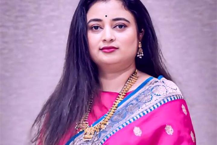 Emily, 38 — Escort in Ghatanji, India