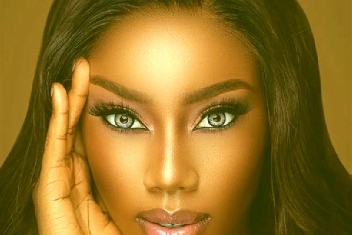 Emily, 39, a red blue-eyed ebony companion based in Rosario. Offering Striptease, CIM. Available for incall and outcall, day and evening dates.