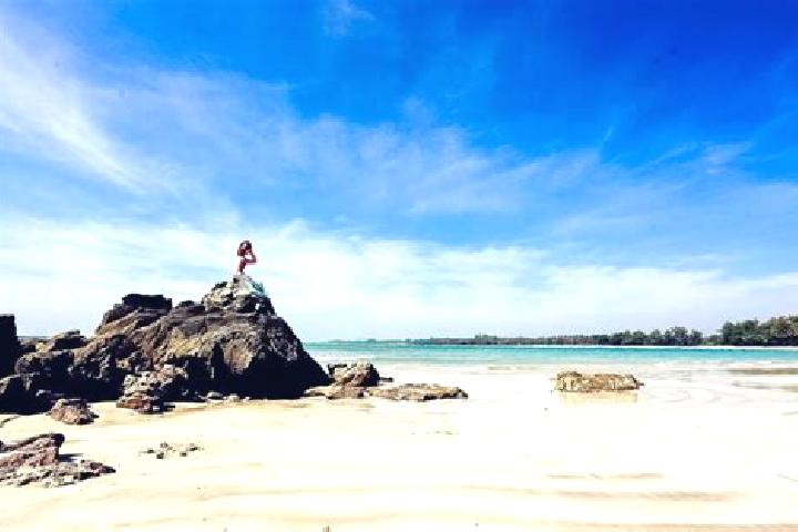 Emily, 39 — Escort in Ngapali, Myanmar