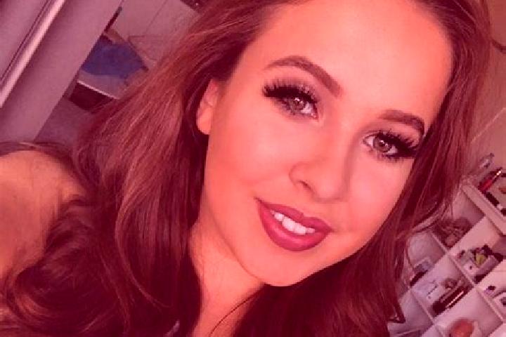 Emma, 20, a chestnut dark-eyed caucasian companion based in Irlam. Offering Striptease, 69, Massage, Tantra, Party Girl. Available for incall and outcall, da...