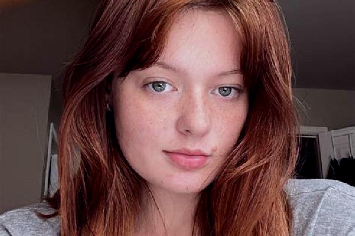 Emma, 22, a auburn brown-eyed caucasian companion based in Ploscos. Offering Prostate Massage, GFE, Couples, Deep French Kissing. Available for incall and ou...