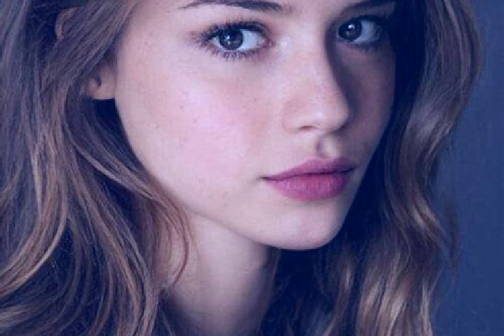 Emma, 22, a auburn hazel-eyed mixed companion based in Valburga. Offering CIM, Fetish, 69. Available for incall and outcall, day and evening dates.
