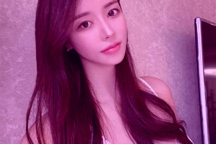 Emma, 22 — Escort in Xiaoyangqi, China