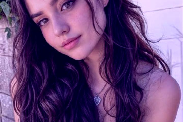 Emma, 23, a auburn hazel-eyed slavic companion based in Zernica. Offering Massage, Dinner Date, BDSM. Available for incall and outcall, day and evening dates.