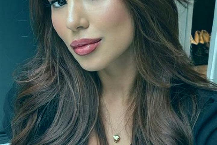 Emma, 23, a chestnut dark-eyed asian companion based in Manchester. Offering BDSM, Couples, A-Level. Available for incall and outcall, day and evening dates.