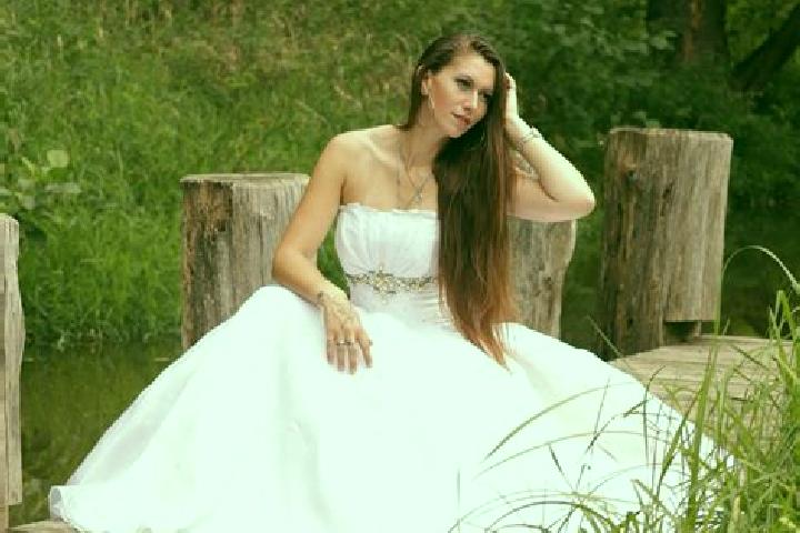 Emma, 23 — Escort in Kamenicky, Czech Republic