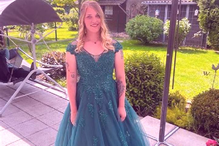 Emma, 24 — Escort in Rath-Anhoven, Germany