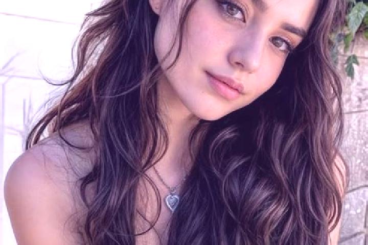 Emma, 25, a auburn hazel-eyed slavic companion based in Lajeado Grande. Offering Roleplay, Massage, Tantra, Couples. Available for incall and outcall, day an...