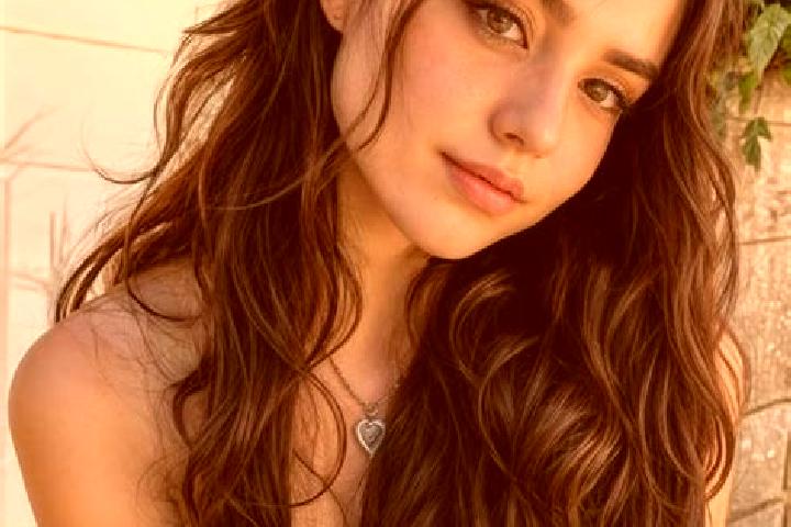 Emma, 25, a brunette hazel-eyed middle eastern companion based in Stazione di Padule. Offering Couples, OWO, CIM, Dinner Date. Available for incall and outca...