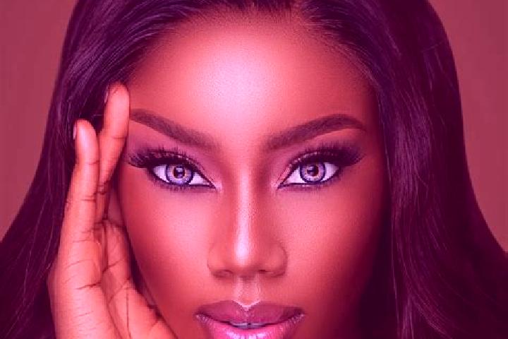 Emma, 25, a red blue-eyed ebony companion based in Haro. Offering Girlfriend Experience, 69, GFE. Available for incall and outcall, overnight bookings availa...