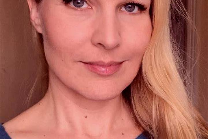 Emma, 25 — Escort in Burton, Australia