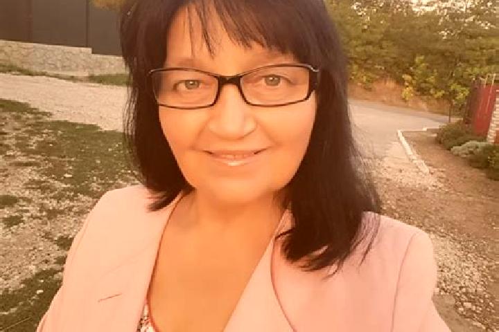 Emma, 25 — Escort in Dealu Floreni, Romania