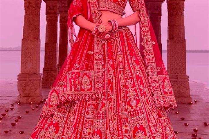 Emma, 25 — Escort in Red, India