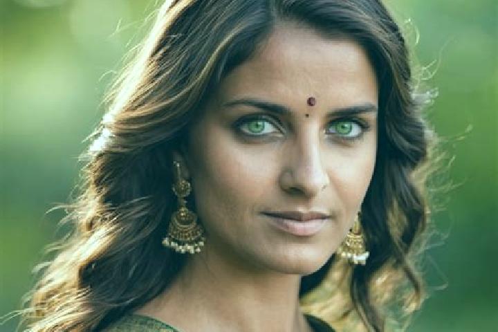Emma, 26, a brunette green-eyed indian companion based in Myrovychi. Offering Erotic Massage, Roleplay, 69. Available for incall and outcall, day and evening...