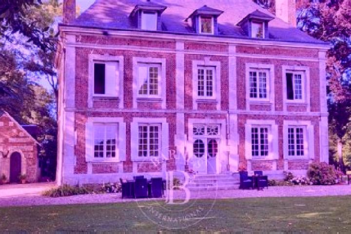 Emma, 26 — Escort in Epretot, France
