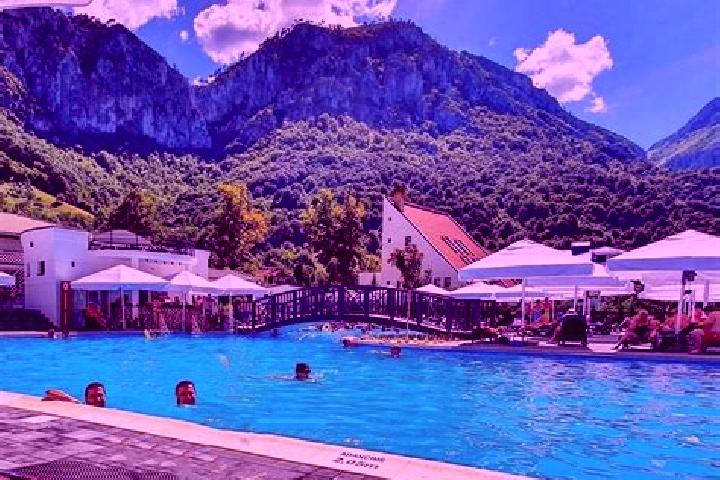 Emma, 26 — Escort in Valea Moldovei, Romania