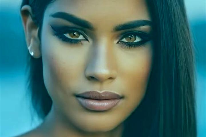 Emma, 27, a brunette amber-eyed latina companion based in Prace. Offering 69, Dinner Date. Available for incall and outcall, day and evening dates.