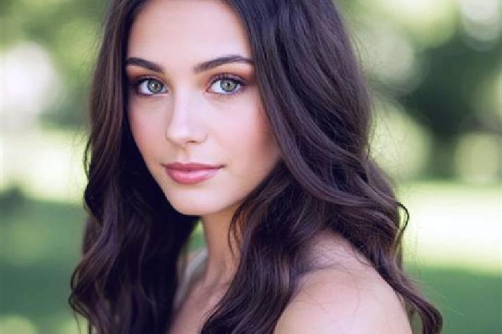 Emma, 27, a chestnut hazel-eyed mixed companion based in Naic. Offering 69, Dinner Date, Striptease. Available for incall and outcall, day and evening dates.