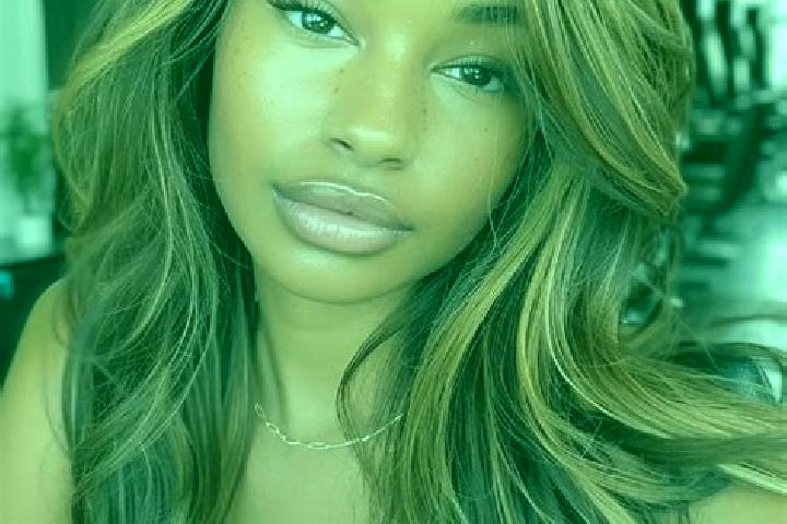 Emma, 27, a dark blonde dark-eyed mixed companion based in Odenas. Offering OWO, Party Girl, Dinner Date, Tantra. Available for incall and outcall, day and e...