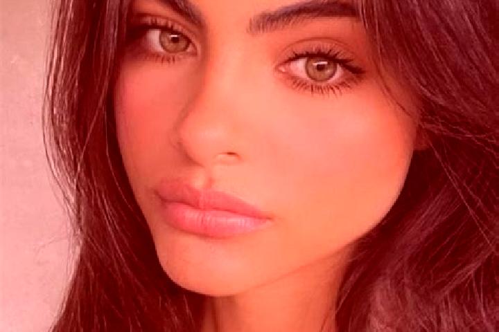 Emma, 29, a chestnut green-eyed indian companion based in Sagas. Offering GFE, Overnight, Duos, Domination. Available for incall and outcall, day and evening...