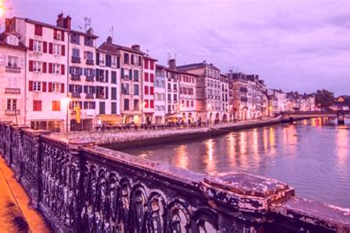 Emma, 29 — Escort in Sauveterre-la-Lemance, France