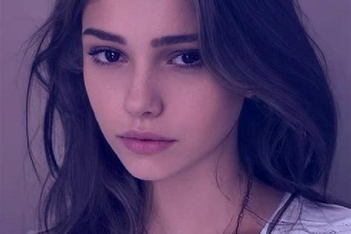 Emma, 30, a chestnut grey-eyed slavic companion based in Diale. Offering A-Level, Fetish, Massage. Available for incall and outcall, day and evening dates.