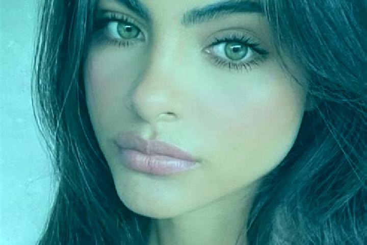 Emma, 30, a chestnut hazel-eyed latina companion based in Pera. Offering Tantra, 69, GFE. Available for incall and outcall, overnight bookings available.
