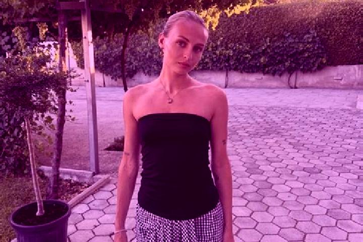 Emma, 31 — Escort in Paulis, Romania