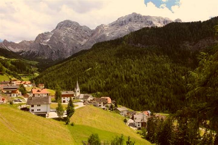 Emma, 32 — Escort in La Valle - Wengen, Italy
