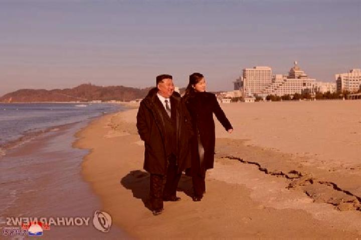 Emma, 32 — Escort in Yonan-up, North Korea