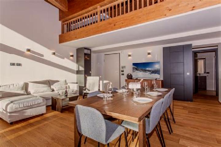Emma, 33 — Escort in Le Breuil, France