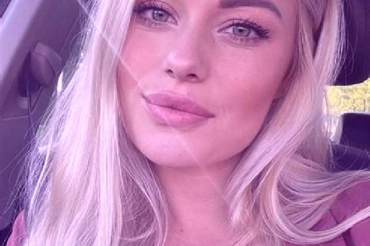 Emma, 34, a blonde hazel-eyed mediterranean companion based in Peregu Mare. Offering Massage, Duos, BDSM. Available for incall and outcall, day and evening d...