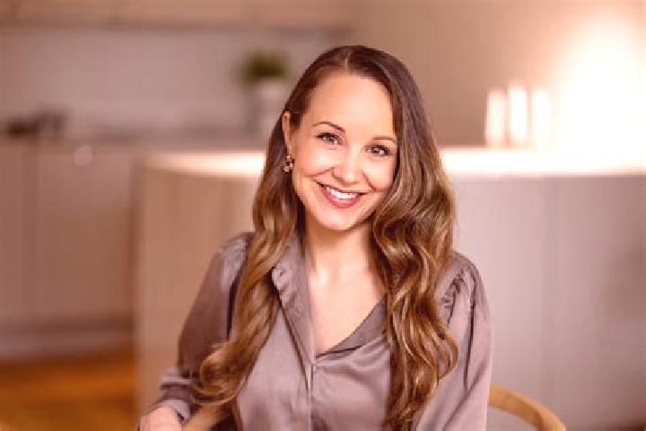 Emma, 37 — Escort in Hanna, Canada