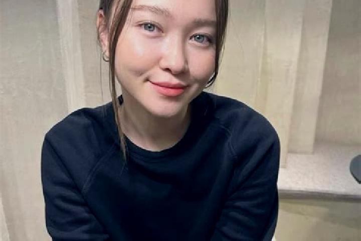 Emma, 38, a red blue-eyed asian companion based in Ganhiba. Offering Tantra, Duos, Party Girl, CIM. Available for incall and outcall, day and evening dates.