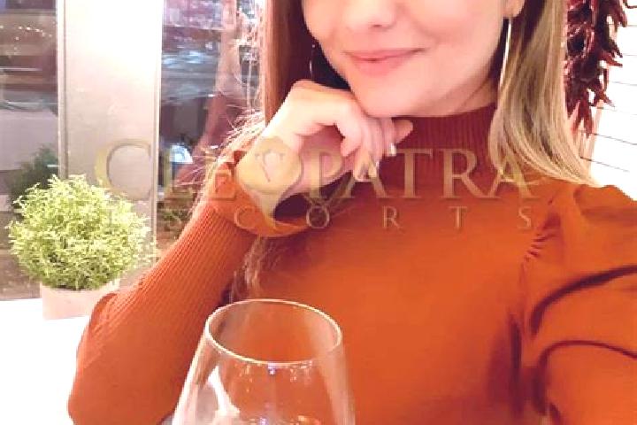 Emma, 39, a red green-eyed indian companion based in Obersussbach. Offering Duos, OWO, Party Girl, Dinner Date. Available for incall and outcall, day and eve...