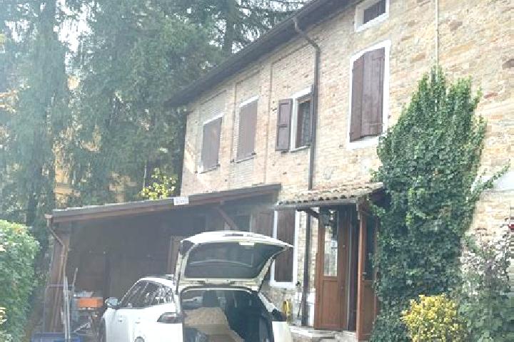 Emma, 39 — Escort in Tizzano Val Parma, Italy