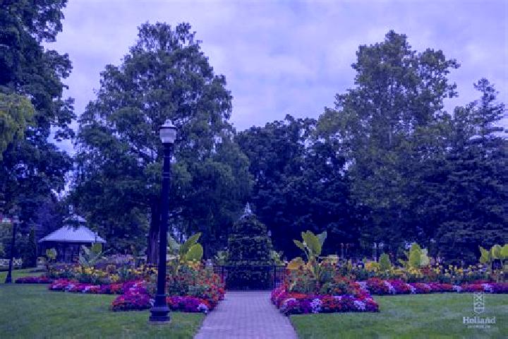 escort Centennial Park